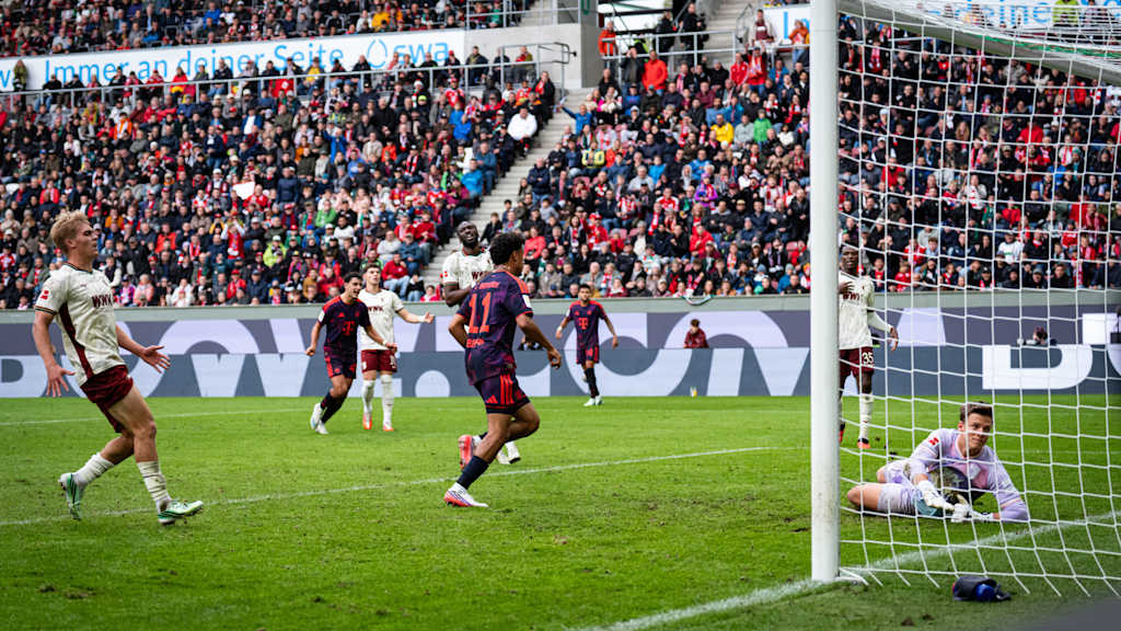 Nathaniel Brown az Augsburg kapujánál a Bayern második egyenlítésénél.