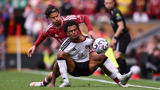 Oscar Bobb és Kerkez Milos párharca a Liverpool–Fulham 0–0-s mérkőzésén, 2026. szeptember 12-én