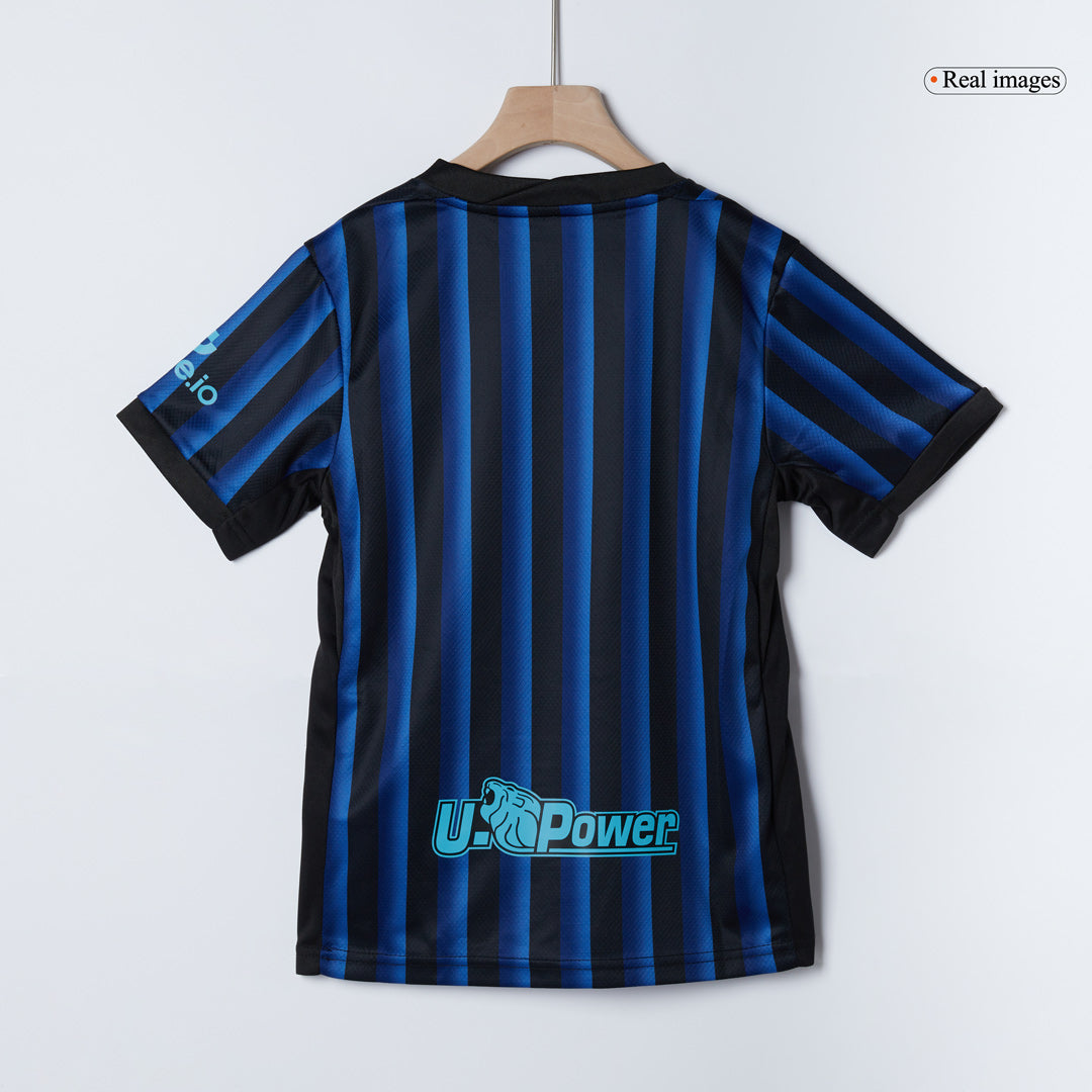 Gyerek Inter Milan 
Otthoni 
Mez 
Készlet (Mez + Nadrág + Zokni) 
2025/26