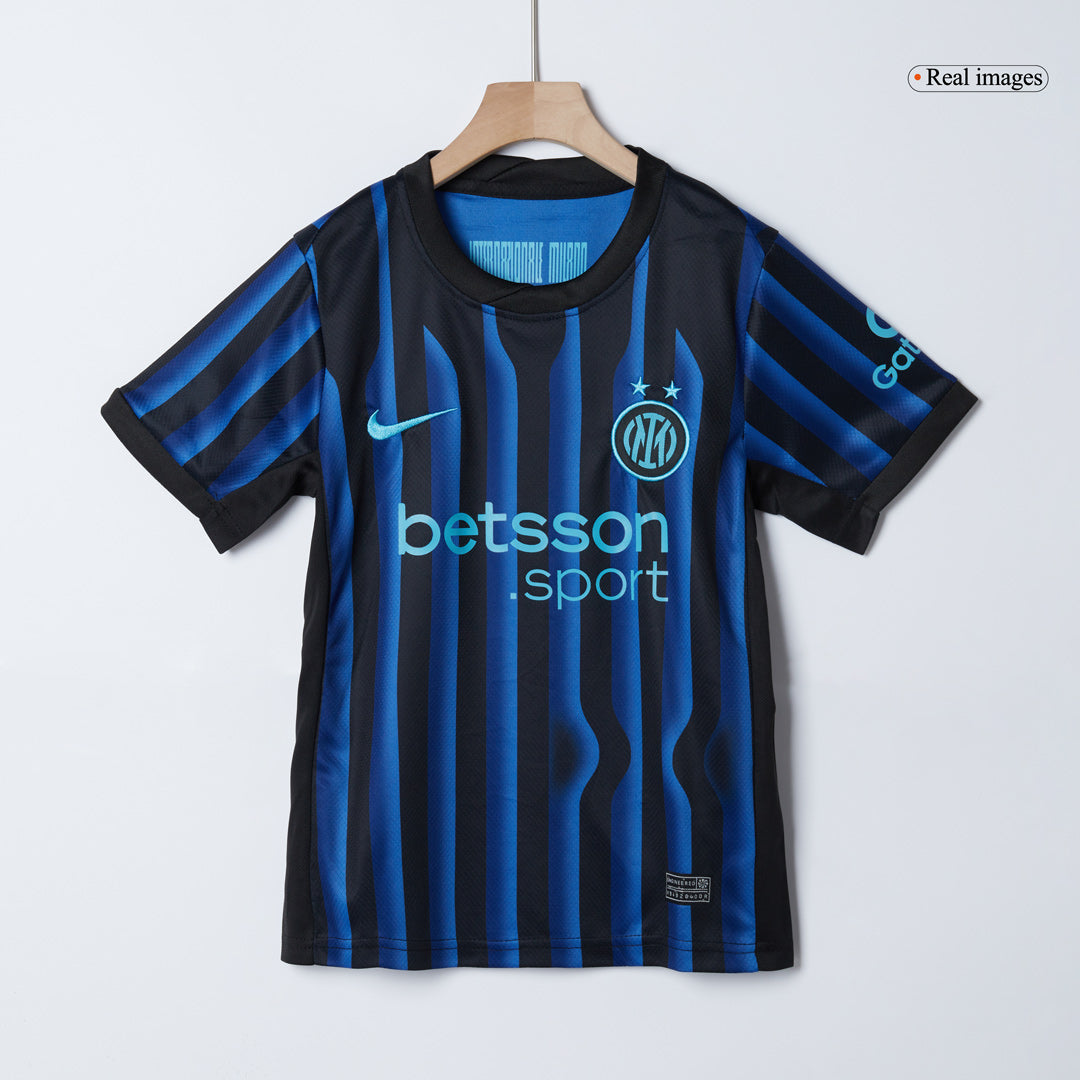 Gyerek Inter Milan 
Otthoni 
Mez 
Készlet (Mez + Nadrág + Zokni) 
2025/26